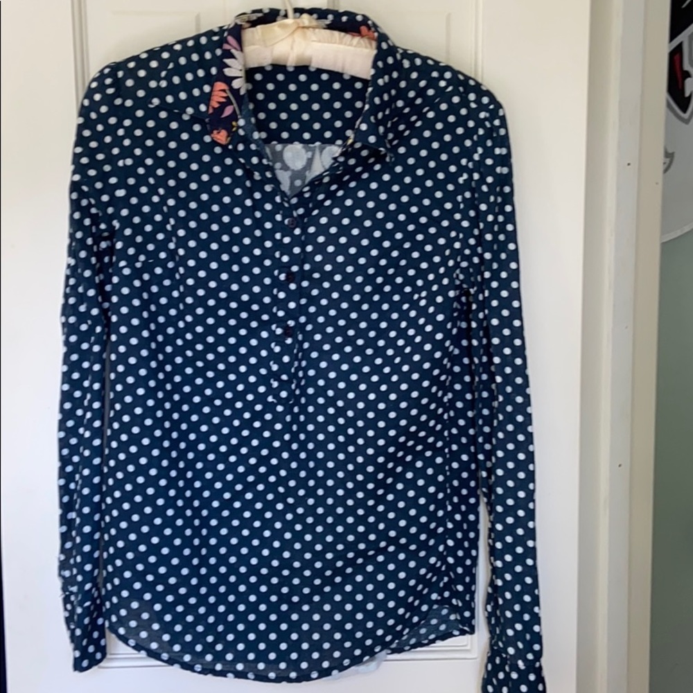 Super cute button down light weight shirt
